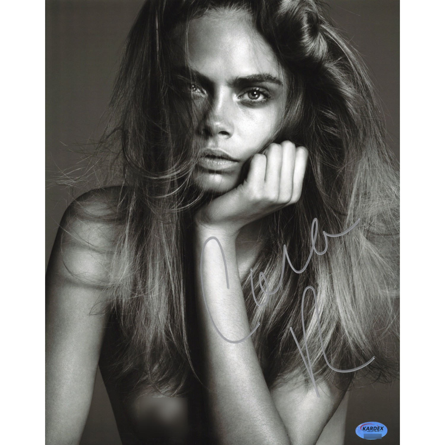 カーラ・デルヴィーニュ 直筆サイン入りカード 1/1